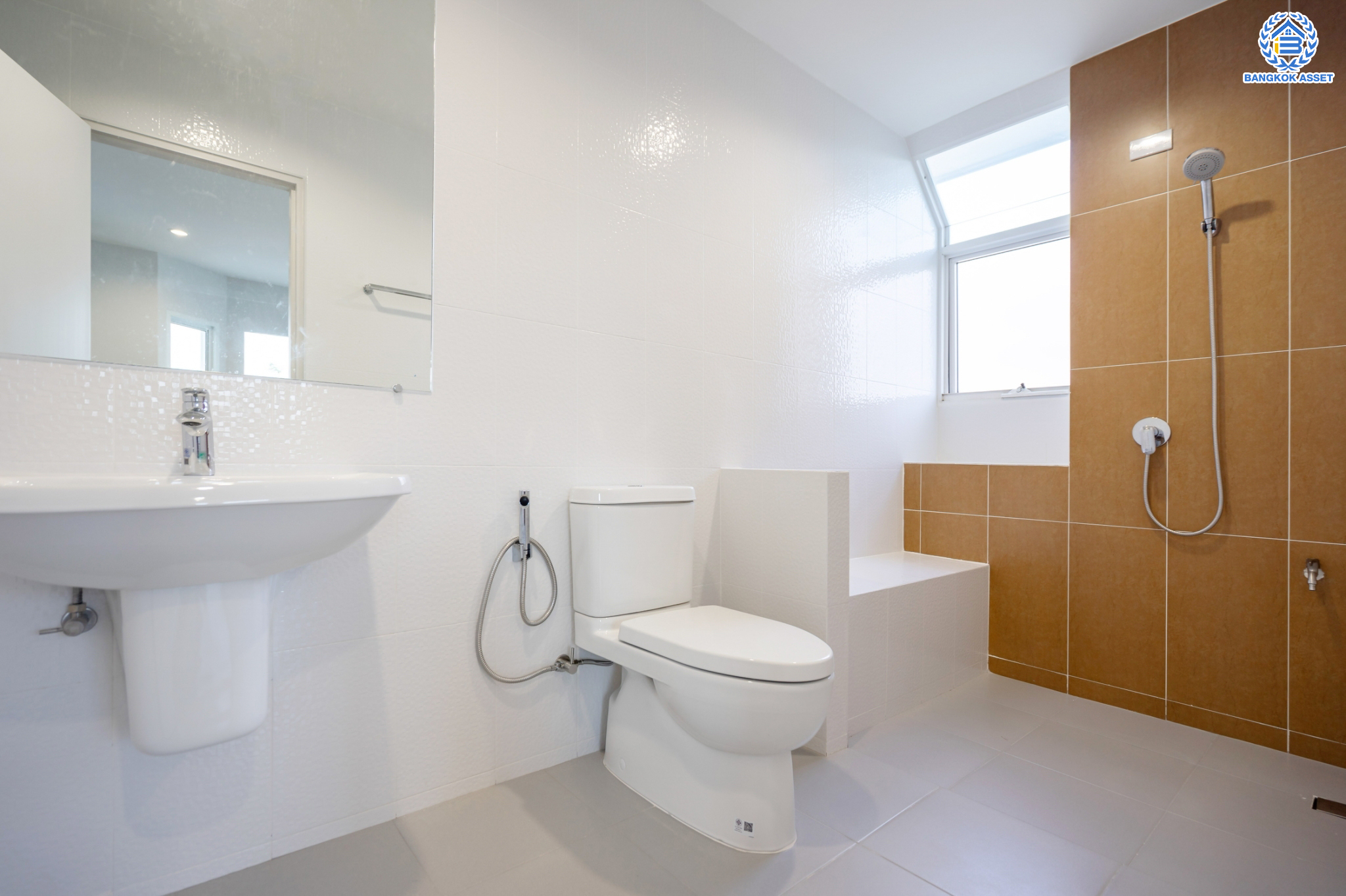 บ้านมือสองตกแต่งใหม่ ม.ชัยพฤกษ์ บางบัวทอง บ้านเดี่ยว แบรนด์ LH  เนื้อที่ 92.9 ตร.ว. ฟังก์ชัน 3 ห้องนอน 3 ห้องน้ำ จอดรถได้ถึง 4 คัน มีพื้นที่บริเวณบ้านกว้างขวางกว่า 232 ตร.ม. พร้อม Facilities ครบครัน บนทำเลเดินทางสะดวก ติดถนนบางกรวย-ไทรน้อย ใกล้เซ็นทรัลเวสต์เกต และรถไฟฟ้าสายสีม่วง "สถานีบางพลู"